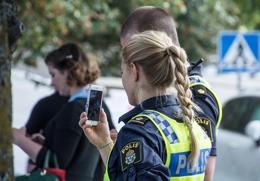 Svensk Polis Med Mobil I Handen