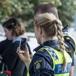 Svensk Polis Med Mobil I Handen