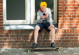 kille-med-skateboard-surfar.jpg