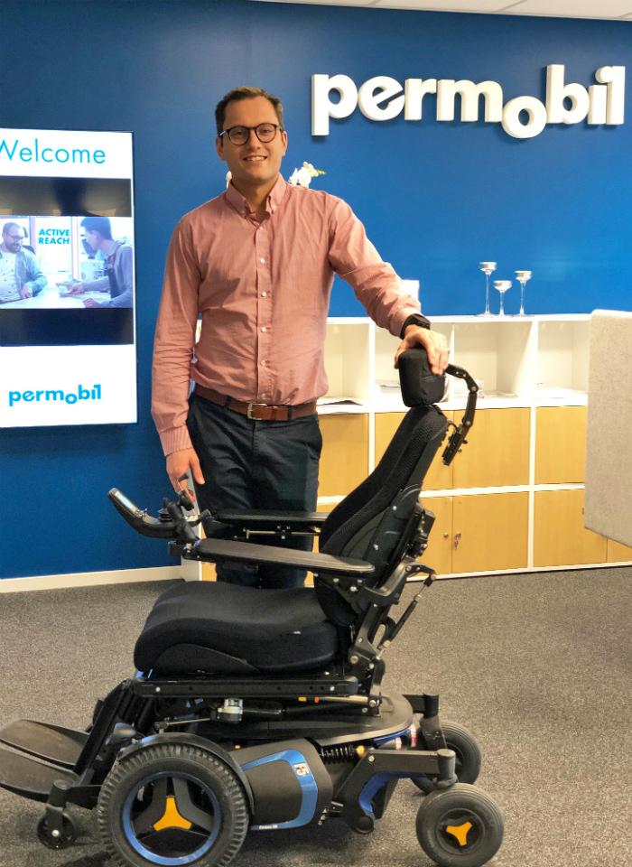 fredrik källgren med stol.jpg (1)