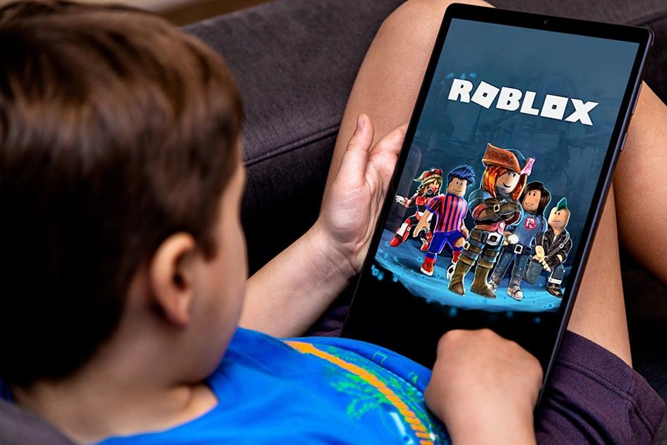 Bild På Ett Barn Som Spelar På Plattformen Roblox