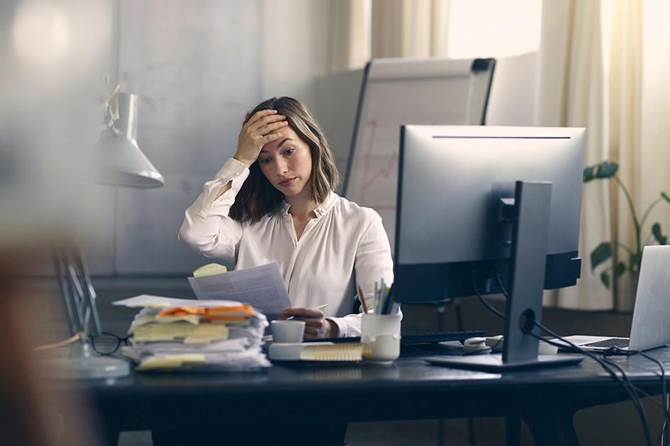 Kvinna På Kontor Stressad Över Arbetsmängden
