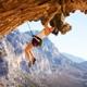 tjej klättrar i berg i ett grand canyon-liknande landskap.jpg