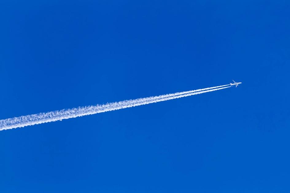 flygplan flyger på blå himmel.jpg (1)
