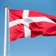 en dansk flagga på flaggstång.jpg