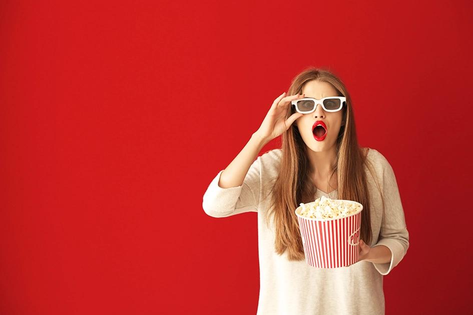 Youtube, Ai, Tjej Med Popcorn Och 3Dglasögon Ser Förvånad Ut Mot Röd Bakgrund