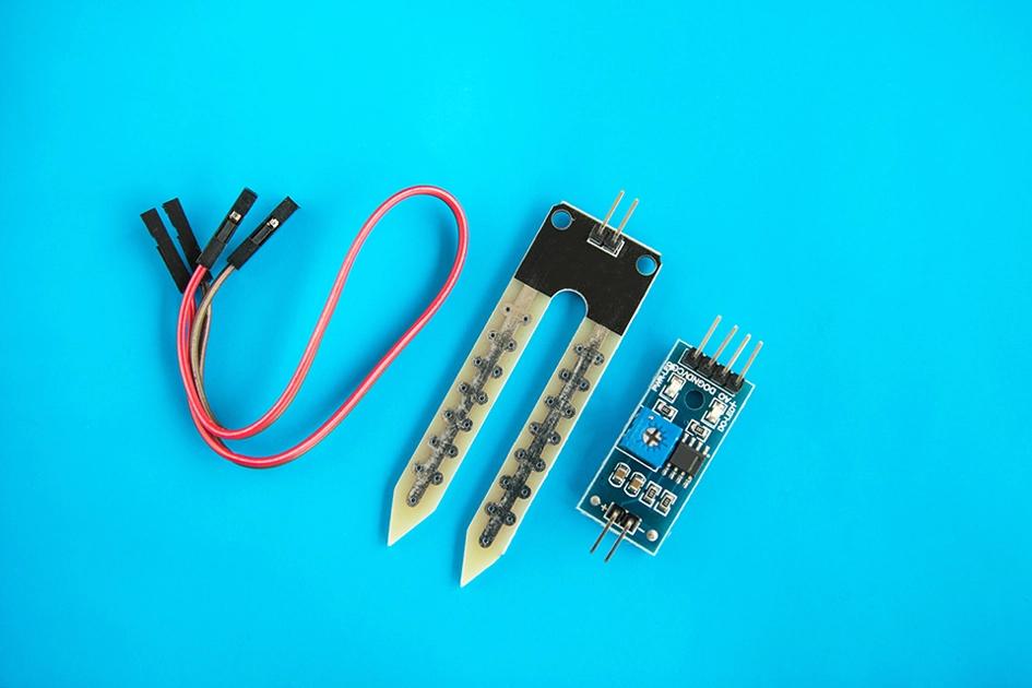 Sensor, En Isärplockad Hygrometer Mot En Ljusblå Bakgrund