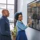 Dell Interactive Touch Monitor Som Två Människor Står Vid Och Jobbar