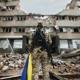 Soldat Med Ukrainsk Flagga Framför Skadad Byggnad
