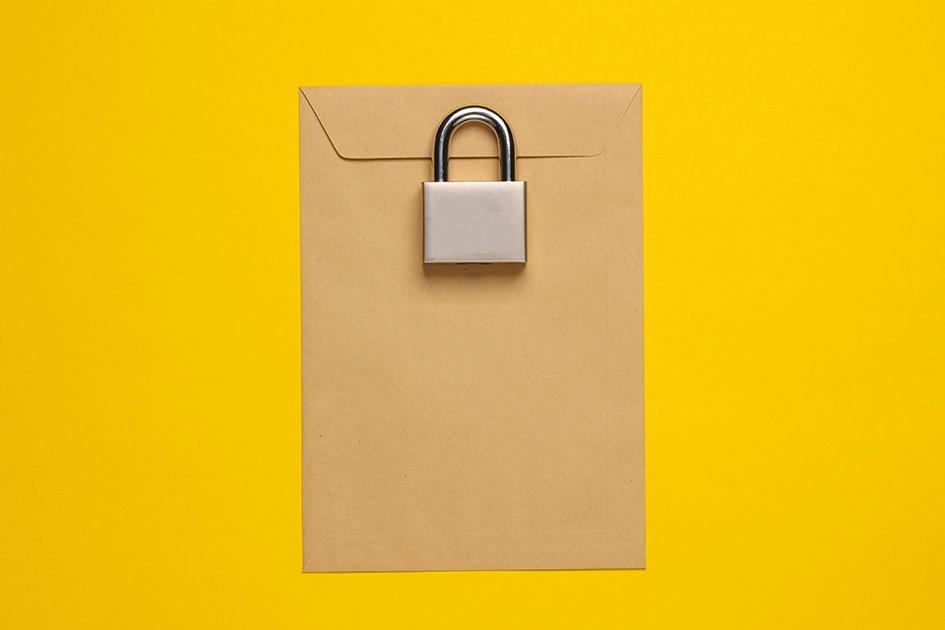 Kuvert Med Lås Mot Gul Bakgrund; Mejl, Säkerhet, Phishing, Malware