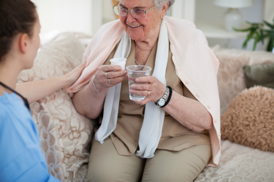 gammal-dam-far-hjalp-med-medicinering.jpg