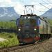 malmtag-passerar-abisko-med-lapporten-i-bakgrunden.jpg