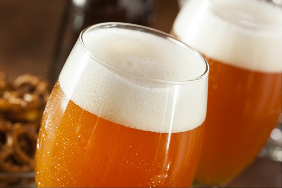 två belgiska ljusa öl i glas i närbild.jpg