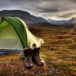 ett par storskor utanför ett campingtält i gryningen.jpg
