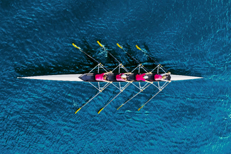 fyra roddare i en roddbåt sett ovanifrån.jpg