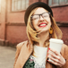 glad-tjej-med-hatt-och-kaffe.jpg