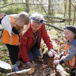 barn på skärstad förskola i skogen med digitalt mikroskop.png