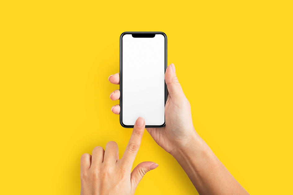 ett par händer håller i mobil mot gul bakgrund.jpg