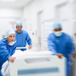 sjukvårdspersonal springer med patient i sjukhussäng.jpg