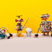 tre söta robotar städar mot gul bakgrund.jpg