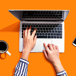 Dator Kaffe Och Telefon Mot Orange Bakgrund