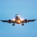 Flygplan Flyger Mot Kameran