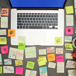 Dator På Skrivbord Med Massa Postitlappar