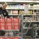 Kille Sorterar Varor Till Förbeställda Matkassar På Ica