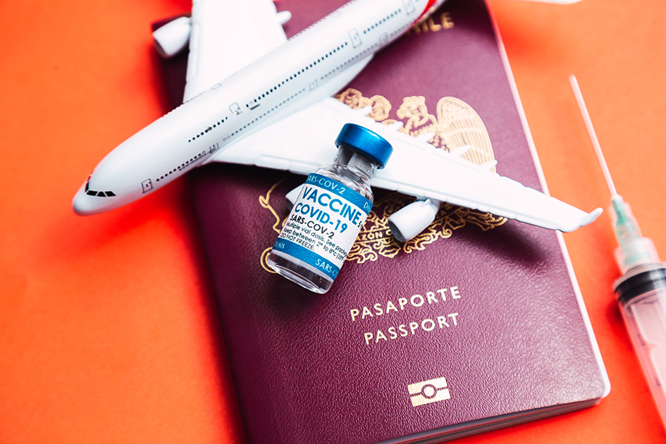 Vaccinpass, Corona, Ett Modellflygplan Och En Spruta På Ett Pass