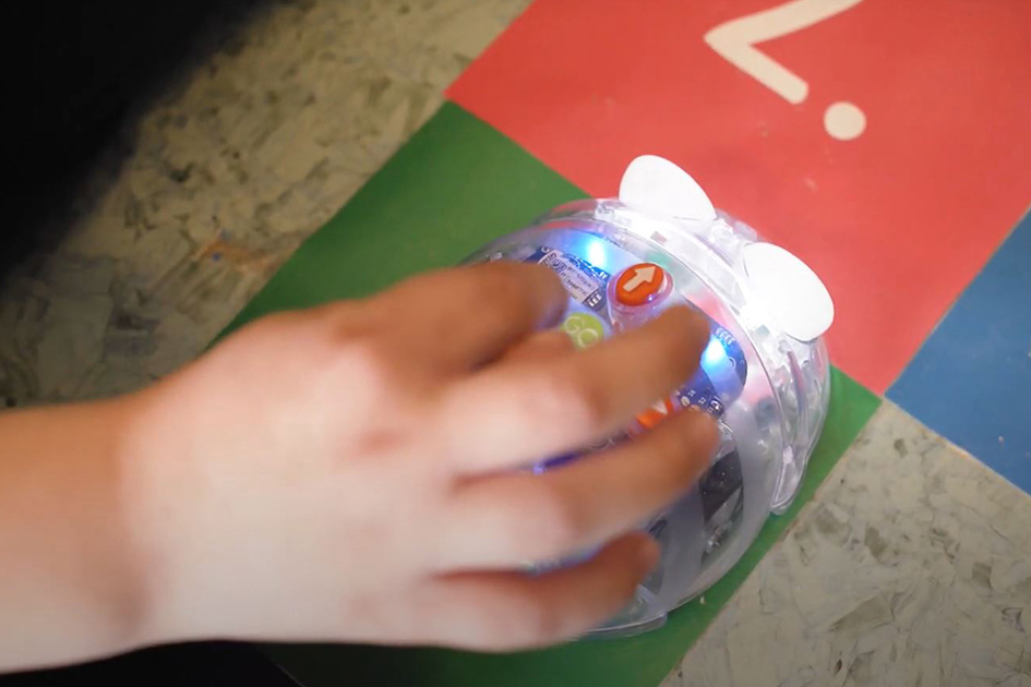 Reportage, Voister, Golvrobot För Programmering För Barn