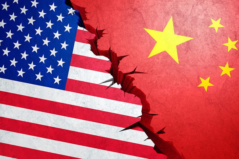 Amerikansk Och Kinesisk Flagga På Sprucken Vägg; Hackerattack, Säkerhet